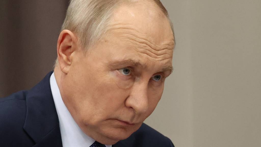 Ihm geht das Geld aus: Der russische Präsident Wladimir Putin. Zur Finanzierung des militärischen Überfalls auf die Ukraine und des sich nun seit viereinhalb Jahren hinziehenden Abnützungskrieges hatte Putin schon die Einkommens- und auch die Mehrwertsteuer erhöhen lassen. (Archivbild)