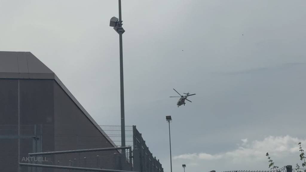 Spezielle Idee: Per Super Puma wurde ein Häftling in die JVA Lenzburg verlegt