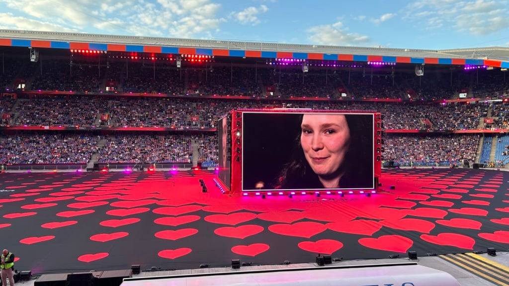 Die Schweizer Teilnehmerin Zoë Më sandte eine Grussbotschaft ins Stadion.