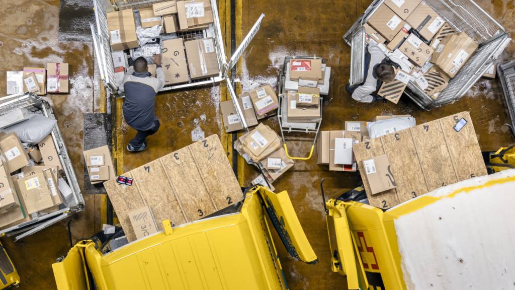 20'000 Mitarbeitende und 500 zusätzliche Arbeitskräfte sind in den Wochen vor Weihnachten für die Post im Einsatz. (Archivbild)