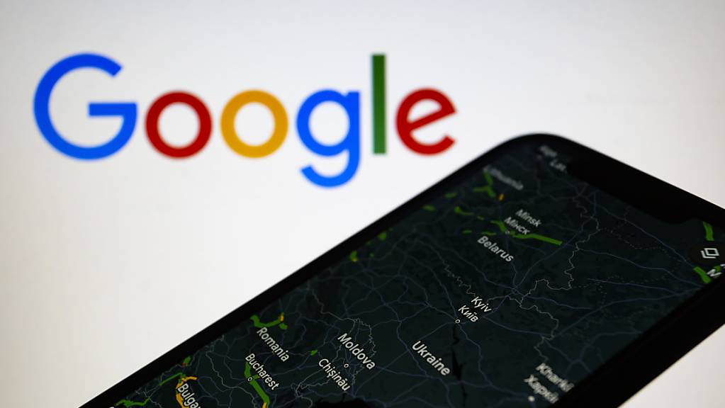 Der Internetkonzern Alphabet hat in seiner Navigations-Software Google Maps die Anzeige der Verkehrsinformationen in Echtzeit in der Ukraine abgeschaltet. Die Massnahme sei nach Beratung mit ukrainischen Behörden zum Schutz der Bevölkerung ergriffen worden.