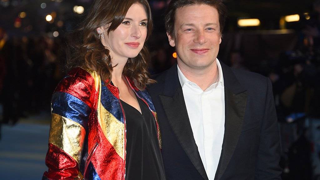 Das schwache Pfund setzt Jamie Oliver zu. Er muss darum einige der italienischen Restaurants schliessen. Im Bild ist er zu sehen mit Ehefrau Juliette Norton. (Arhciv)
