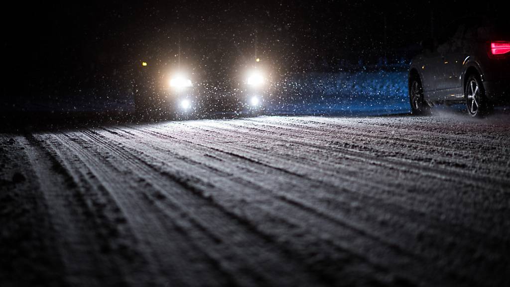 In der Nacht auf Freitag kam es auf den winterlichen Strassen im Kanton Bern zu 20 Unfällen. (Symbolbild)