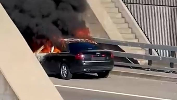 Auto fängt auf A1 bei Affoltern Feuer – Autobahn lange gesperrt