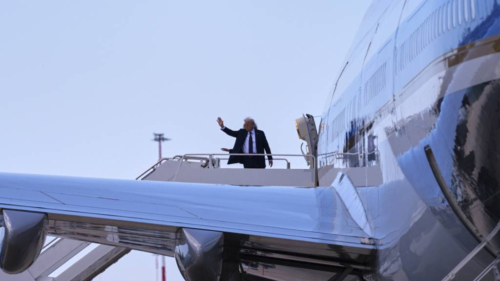 ARCHIV - US-Präsident Donald Trump und First Lady Melania Trump winken, bevor sie an Bord der Air Force One gehen. Foto: Evan Vucci/AP/dpa