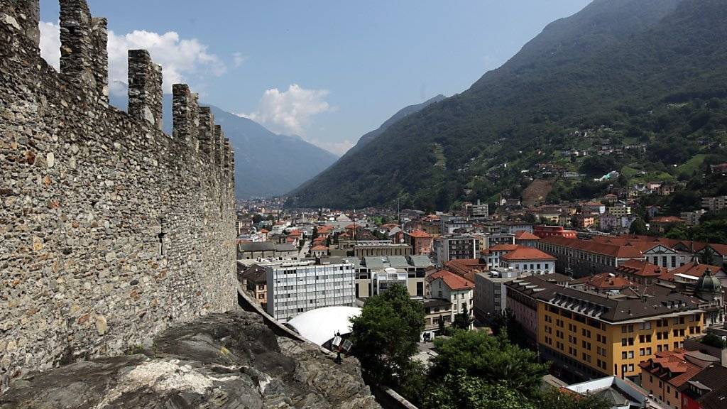 Im Schatten der Burg von Bellinzona sollen Schülerinnen und Schüler aus der ganzen Schweiz im kommenden Sommer die italienische Sprache und Kultur kennenlernen.