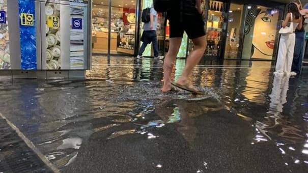 Überschwemmter Bahnhof Zug und gesperrte Strassen in Luzern