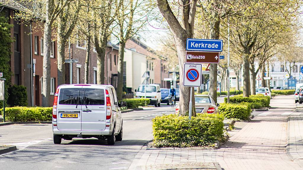 Das Ortseingangsschild der Grenzstadt Kerkrade.  Die Niederlande haben angesichts anhaltend hoher Infektionszahlen geplante Lockerungen der Corona-Schutzmaßnahmen vorerst ausgesetzt. Foto: Marcel Kusch/dpa