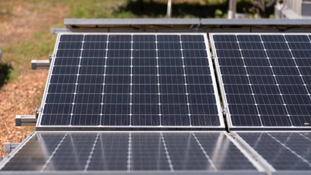 Im Kanton St. Gallen werden jährlich Photovoltaikanlagen auf einer Fläche von rund 70 Fussballfeldern verbaut. (Symbolbild)