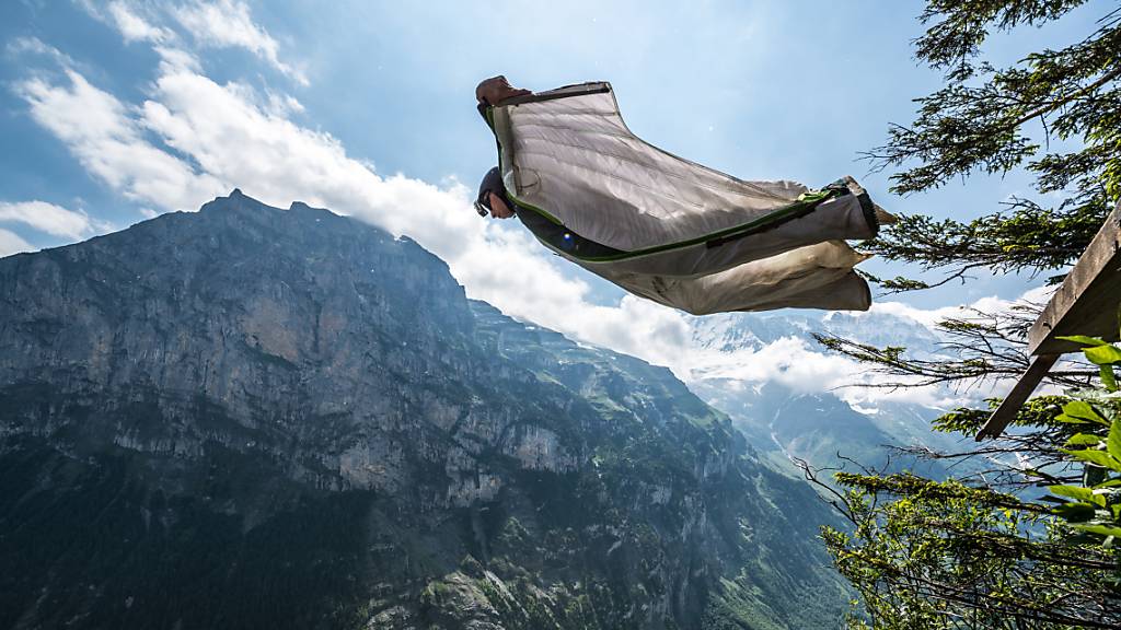ARCHIV - Ein Base-Jumper springt (26.06.2014) mit seinem Wingsuit in Lauterbrunnen, Schweiz von einem Felsen in die Tiefe. Wiederholt kommt es bei der Extremsportart zu tödlichen Unfällen. Jetzt verunglückte eine Frau Berg Katthammaren (Norwegen), nachdem dort bereits letztes Jahr eine Frau verstorben war. Foto: Damien Deschamps/dpa