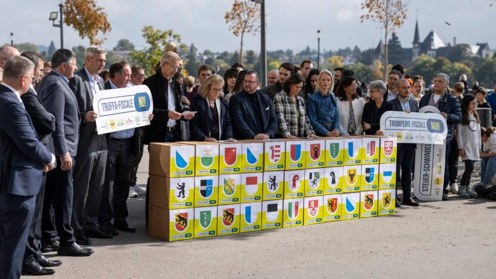 Die überparteiliche Allianz überreichte die gesammelten Unterschriften für das Referendum am Donnerstag in Bern. (Archivbild)