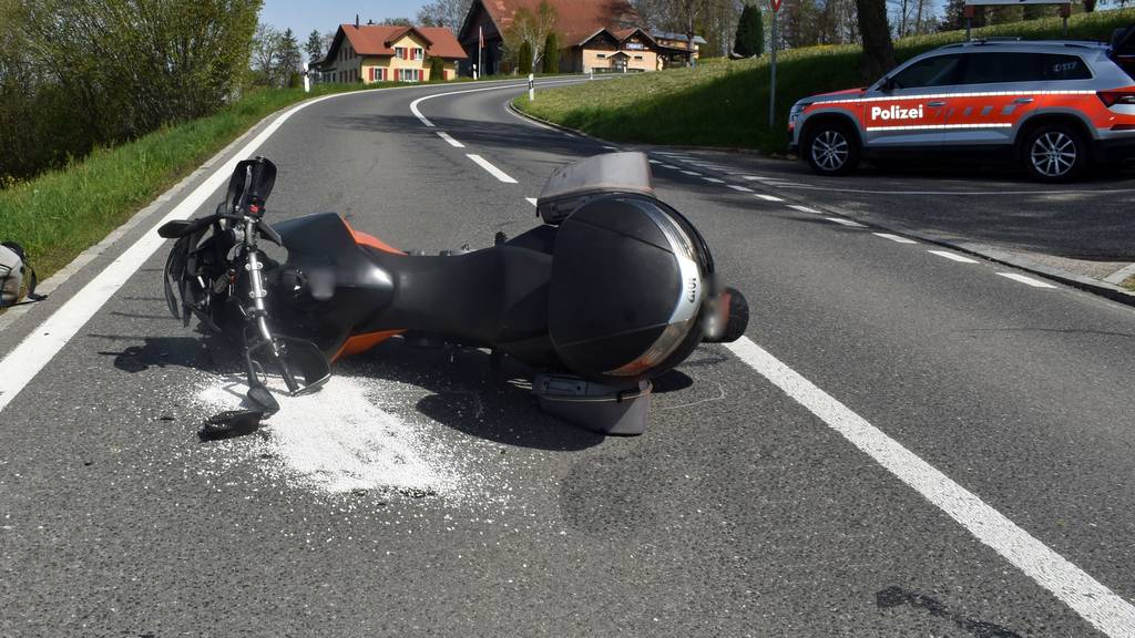 Der Motorradfahrer wurde bei diesem Unfall in Hitzkirch verletzt.