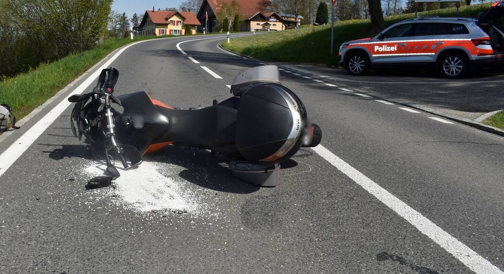 Der Motorradfahrer wurde bei diesem Unfall in Hitzkirch verletzt.