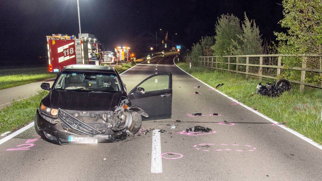 Töff crasht frontal in Auto: Zwei Personen verletzt – eine davon schwer