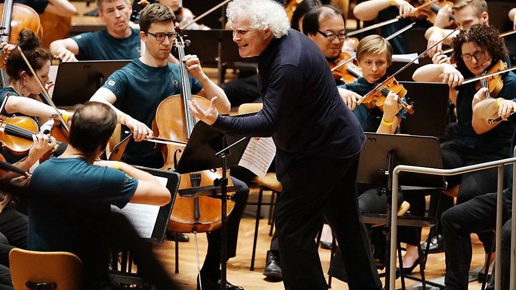 Chefdirigent Simon Rattle (Mitte) verabschiedete sich am Sonntag mit seinem letzten Auftritt bei den Berliner Philharmonikern. (Archivbild)