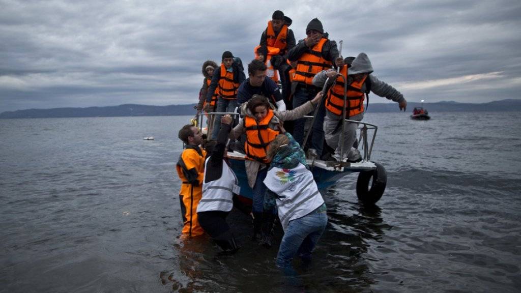 Flüchtlingsboot bei der Ankunft auf der griechischen Insel Lesbos. (Archivbild)