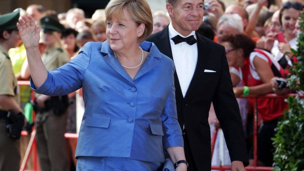 Bundeskanzlerin Angela Merkel mit Gatte Joachim Sauer auf dem roten Teppich der Bayreuther Festspiele 2013. Morgen Samstag ist es wieder so weit (Archiv)