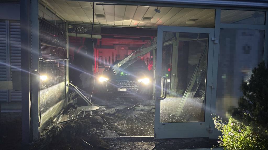 Die Täter rammten den Eingang eines Waffengeschäfts in Altstätten mit einem gestohlenen Auto.