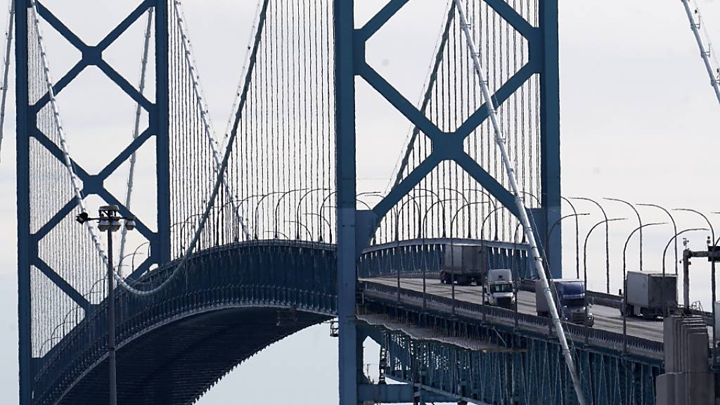 Die Ambassador Bridge ist eine wichtige Grenzbrücke zwischen der Stadt Windsor in Kanada und Detroit in den USA. Demonstrierende hatten sie fast eine Woche lang blockiert. Foto: Paul Sancya/AP/dpa