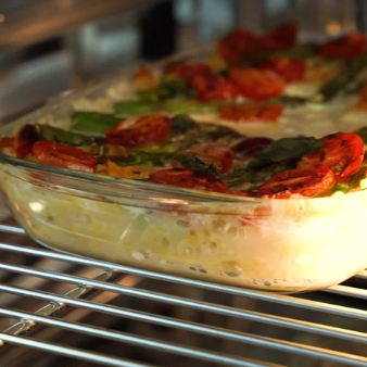 Schnell im Ofen und unwiderstehlich gut: One-Pot-Pasta mit Spargel