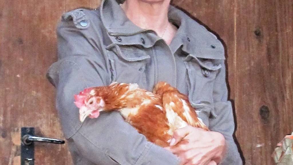 Susy Utzinger mit einem ausgemusterten Huhn. (Bild: zVg)