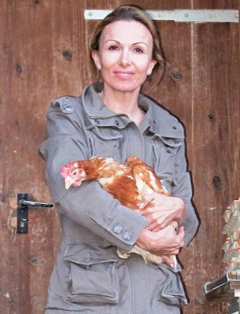 Susy Utzinger mit einem ausgemusterten Huhn. (Bild: zVg)