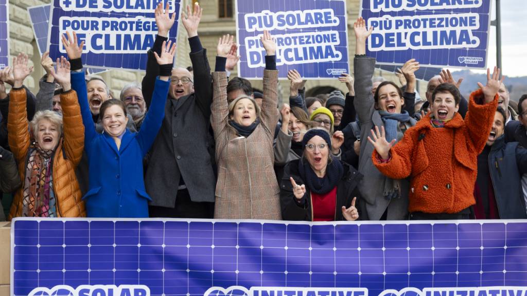 Die Grünen Schweiz haben am Mittwoch in Bern der Bundeskanzlei 134'000 Unterschriften für ihre Solarinitiative eingereicht.