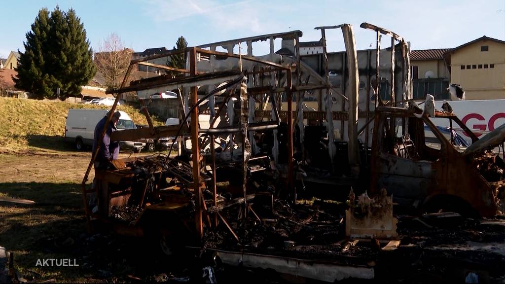 Aarburg: Brandautos stehen seit über zwei Monaten auf der Brandstelle