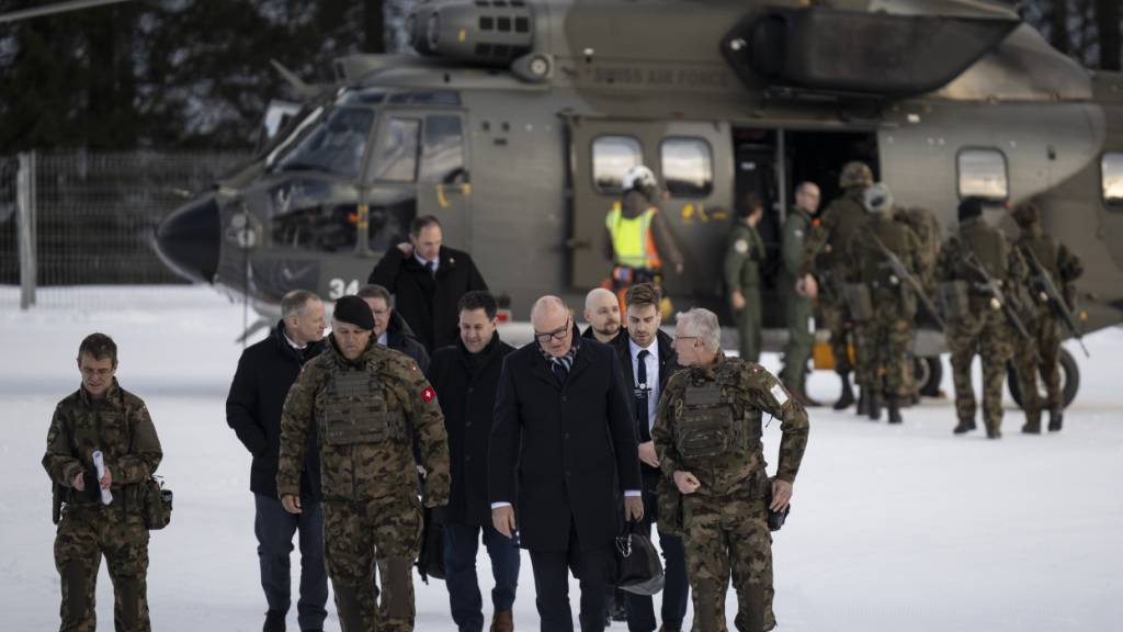 Bundesrat Martin Pfister (Bildmitte) besucht gemeinsam mit dem Chef der Armee, Korpskommandant Benedikt Roos (Dritter von links), für das WEF mobilisierte Truppen.