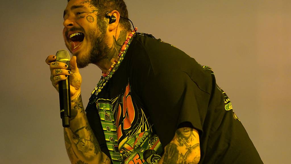 ARCHIV - Der US-Musiker Post Malone bei einem Auftritt auf dem Lollapalooza Musikfestival in Chicago. Foto: Rob Grabowski/Invision/dpa/Archiv