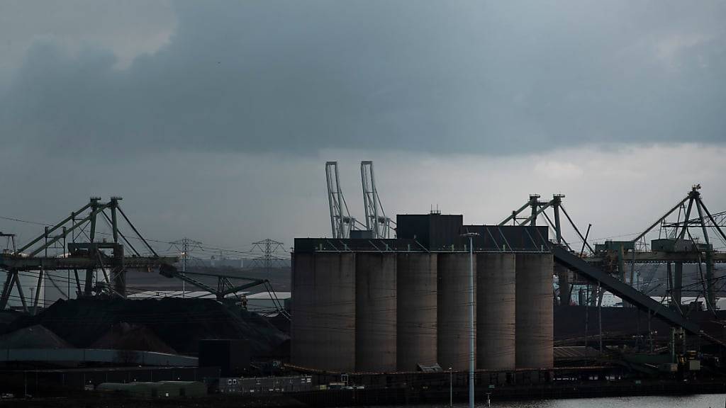 ARCHIV - Blick auf einen Teil des Rotterdamer Hafens. Zollfahnder haben im Rotterdamer Hafen rund 8000 Kilogramm Kokain im Wert von rund 600 Millionen Euro sichergestellt. Foto: Kristof Van Accom/BELGA/dpa