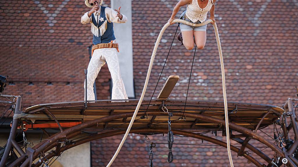 Rund 50 Künstlerinnen und Künstler sind am Strassenkunst-Festival in La-Chaux-de-Fonds aufgetreten.