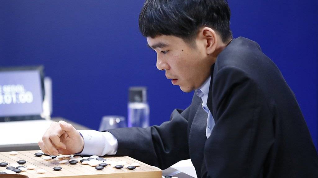 Nachdem Go-Meisterspieler Lee Sedol am Samstag den verlorenen Match gegen AlphaGo nochmals durchgegangen ist, konnte er die Google-Software am Sonntag erstmals in dem Fünf-Spiele-Match schlagen.