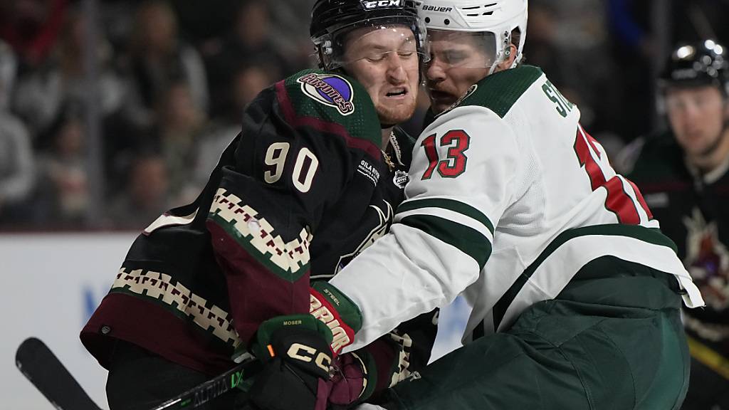 Janis Moser im Zweikampf mit Sam Steel von den Minnesota Wild