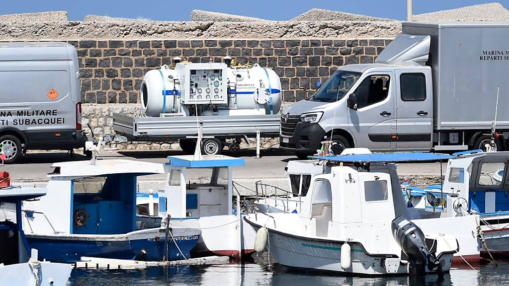 Taucher der italienischen Marine haben auch eine Überdruckkammer eingesetzt. Inzwischen sind alle Todesopfer gefunden worden. Foto: Salvatore Cavalli/AP/dpa