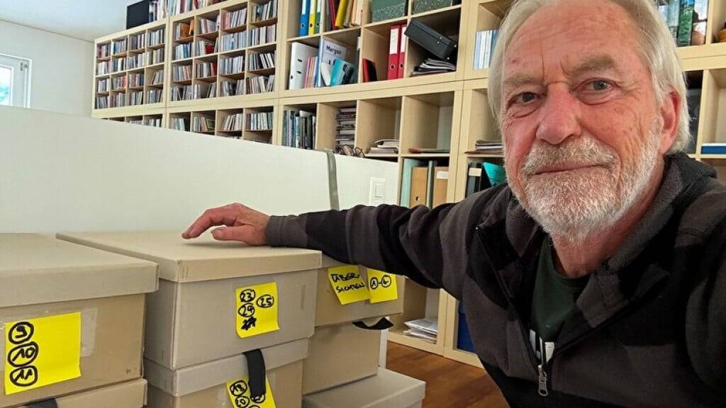 Franz-Xaver Nager präsentiert sein Privatarchiv.