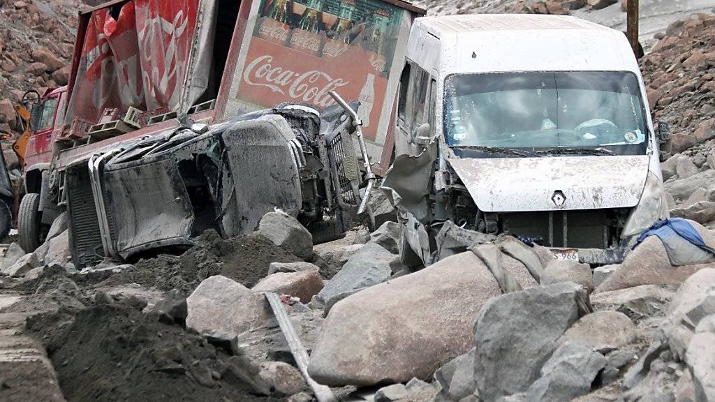 Beschädigte Fahrzeuge nach einem Erdrutsch im Süden Perus. Drei Menschen starben.