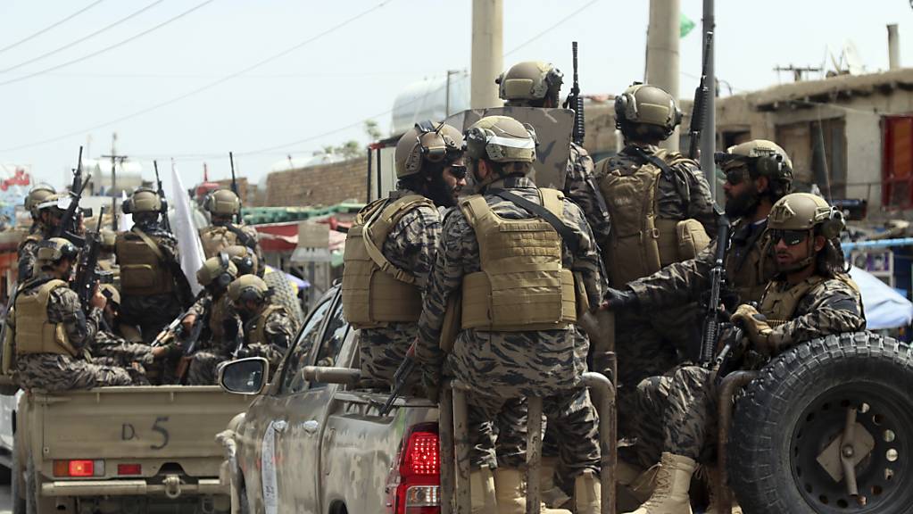 Kämpfer der Spezialeinheit der Taliban treffen nach dem Abzug der US-Truppen auf dem Flughafen Kabul ein.