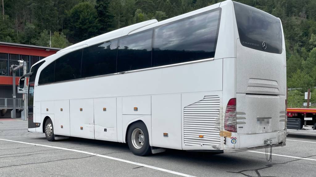 Teile des Busses wurden nur noch mit Klebeband zusammengehalten.