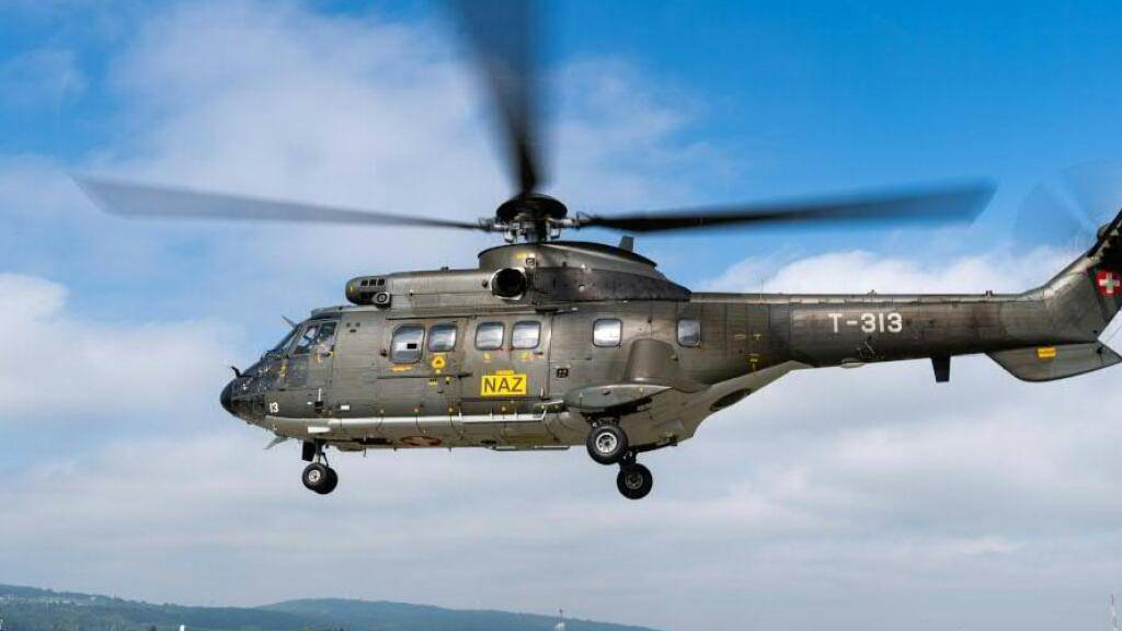 Ein solcher Superpuma-Helikopter der Schweizer Flugwaffe fliegt am kommenden Dienstag Notfallmaterial zum AKW Gösgen SO. Es handelt sich um eine Übung. (Archivbild)