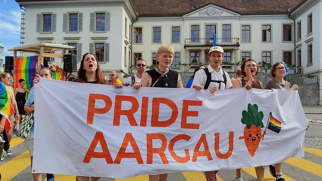 Die erste farbenfrohe Pride-Kundgebung im Kanton Aargau führte am Samstag am Regierungsgebäude in Aarau vorbei.