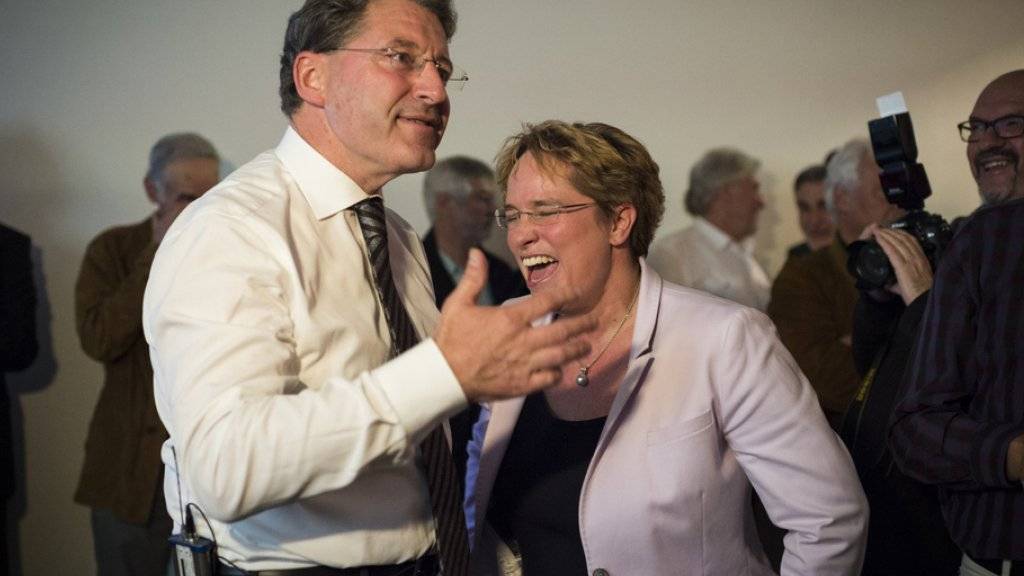 Der wiedergewählte Bündner SVP-Nationalrat Heinz Brand (l.) mit der neu gewählten Magdalena Martullo-Blocher an der Wahlfeier der SVP-Graubünden in Chur. Brand gilt als möglicher Kandidat für einen zweiten SVP-Bundesratssitz