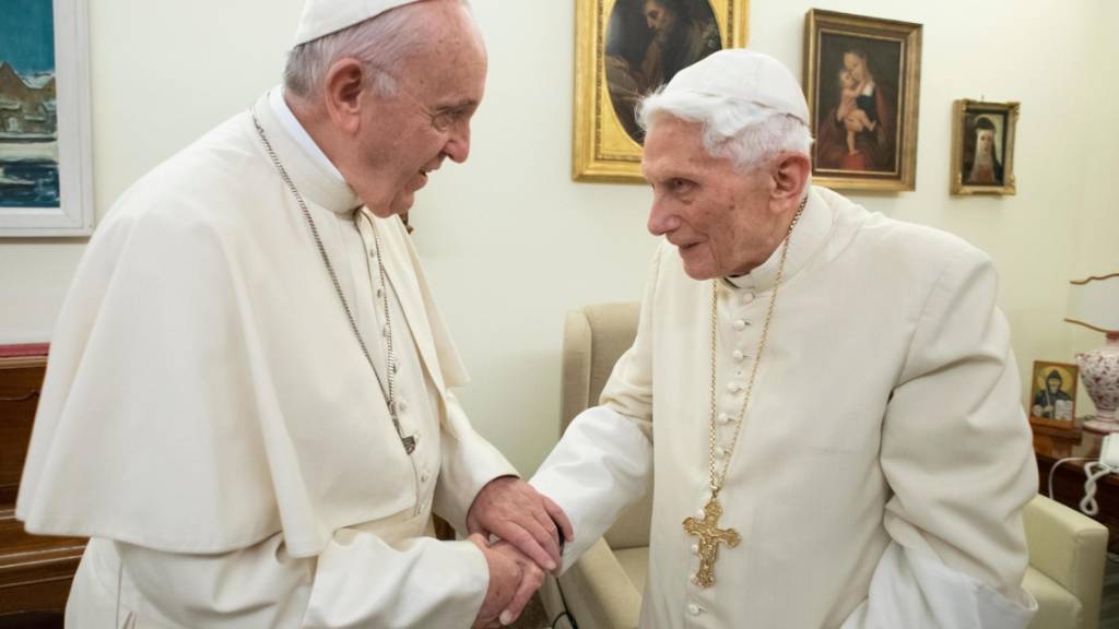 Der zurückgetretene Papst Benedikt XVI. (rechts) erteilt in einem Buch gewisse Ratschläge zum Zölibat an seinen Nachfolger Papst Franziskus (links). (Archvibild)