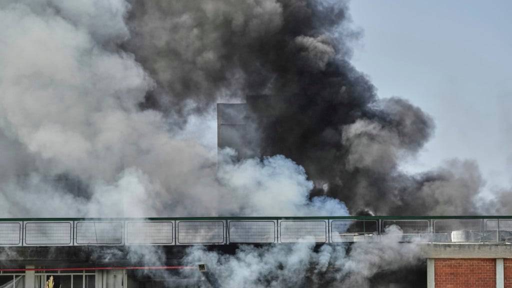 Feuerwehrleute arbeiten in einem Gebäude des Soroka-Krankenhauses, nachdem es von einer aus dem Iran abgefeuerten Rakete getroffen wurde. Foto: Leo Correa/AP/dpa