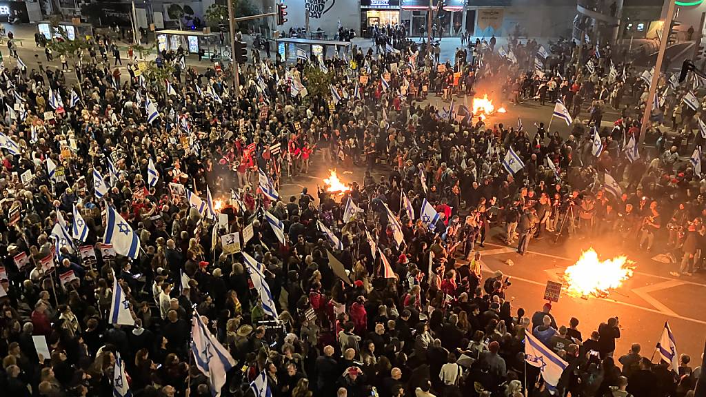 dpatopbilder - Angehörige und Unterstützer der israelischen Geiseln protestieren in Tel Aviv. Foto: Cindy Riechau/dpa