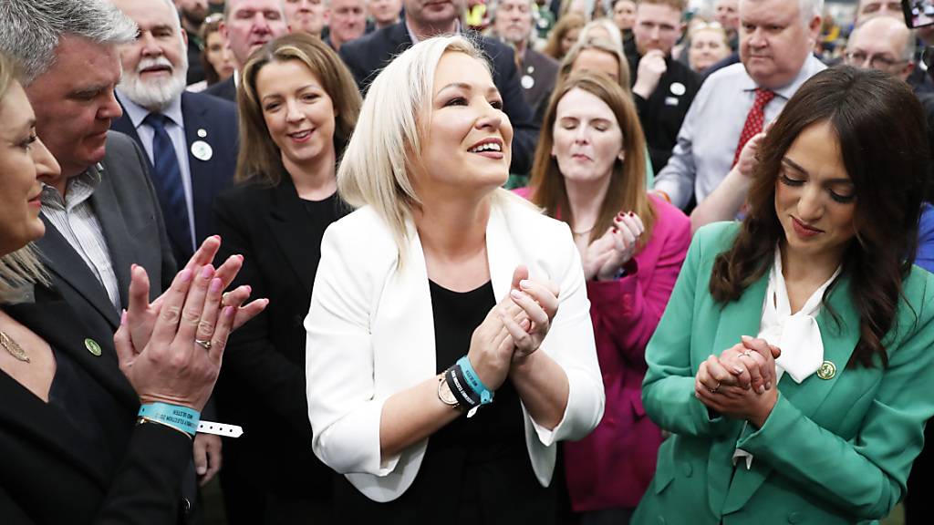 Michelle O'Neill, Spitzenkandidatin der Partei Sinn Fein, applaudiert mit Parteikollegen nach der Wahl. Foto: Peter Morrison/AP/dpa