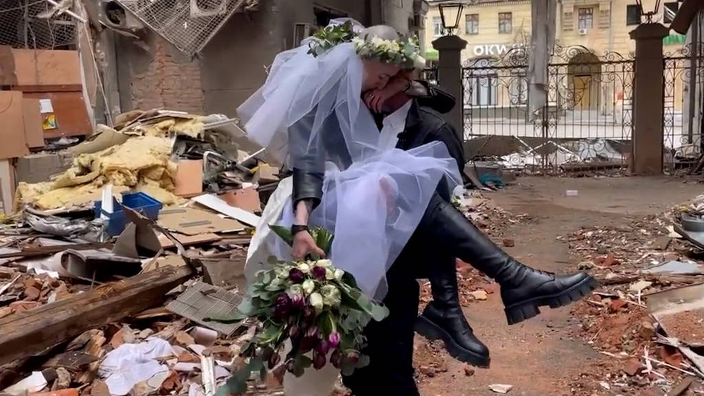 Hochzeit in Trümmern: Ukrainisches Paar heiratet im zerbombten Charkiw