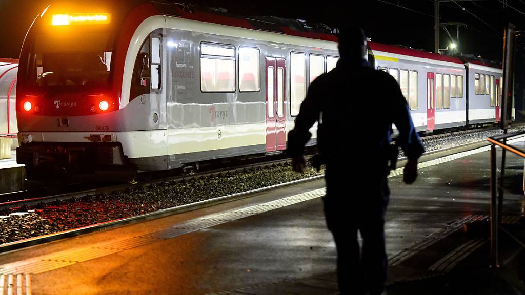 Bahnhof in Essert-sous-Champvent: ein Mann hatte am Donnerstagabend in einem Regionalzug im Kanton Waadt zwölf Passagiere und den Lokführer als Geiseln genommen.