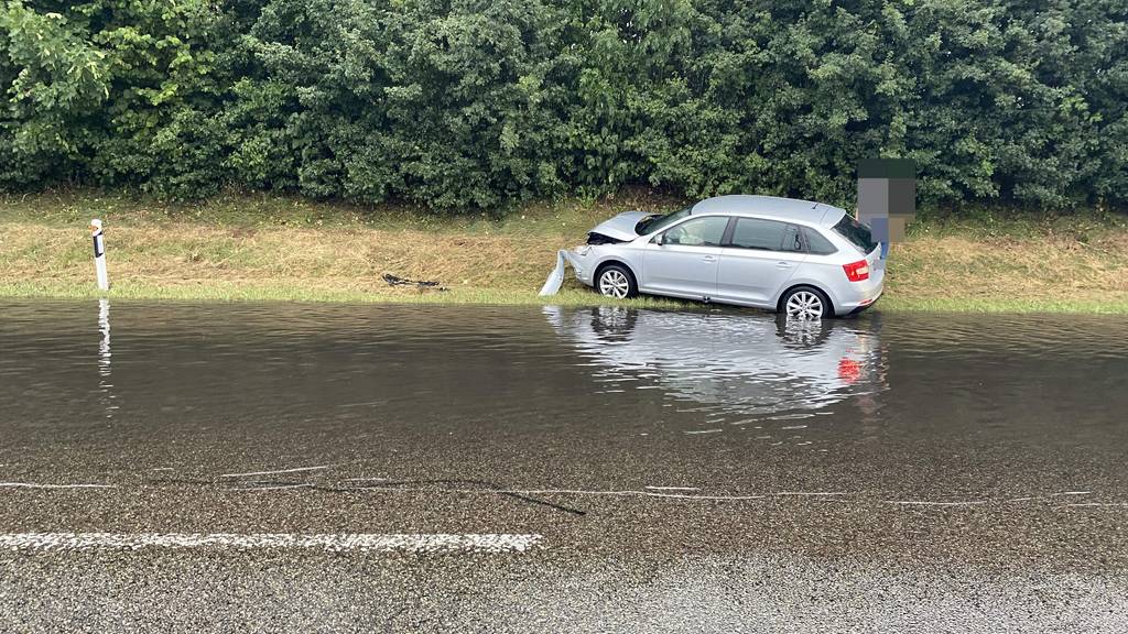 Zwei Auffahrunfälle auf der A1 im Aargau wegen starkem Regen