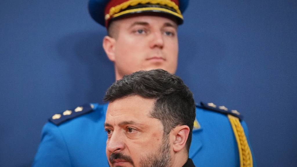 dpatopbilder - Der ukrainische Präsident Wolodymyr Selenskyj trifft im Serbien-Palast ein, um gemeinsam mit seinem serbischen Amtskollegen Vucic eine gemeinsame Pressekonferenz abzuhalten. Foto: Darko Vojinovic/AP/dpa